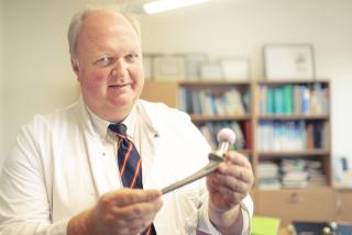 Professor Lohmann demonstriert eine Hüftprothese_Foto_UMMD_Morawe web
